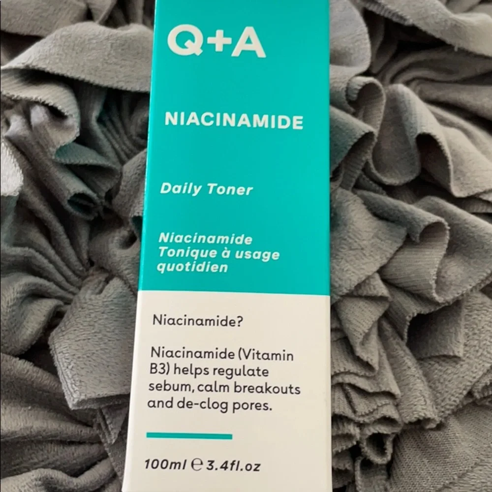 Q+A NIACINAMIDE DAILY TONER